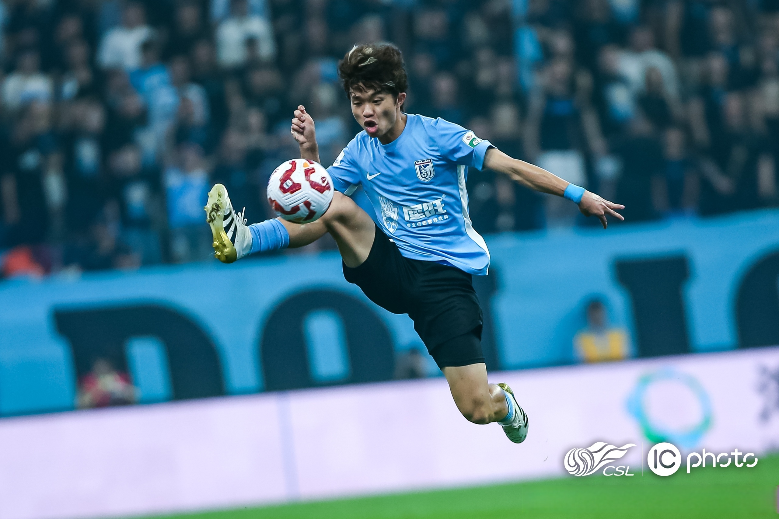 上海海港训练开放日，关键时刻官宣签约引欢呼，英超在即，赛季目标并未改变(新海港错过时间还能上船吗)-九博网址